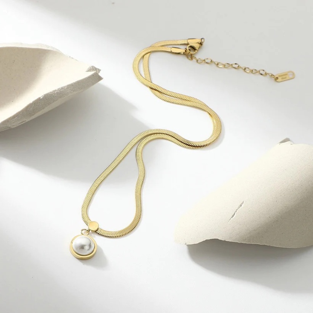 Pearl gold necklace